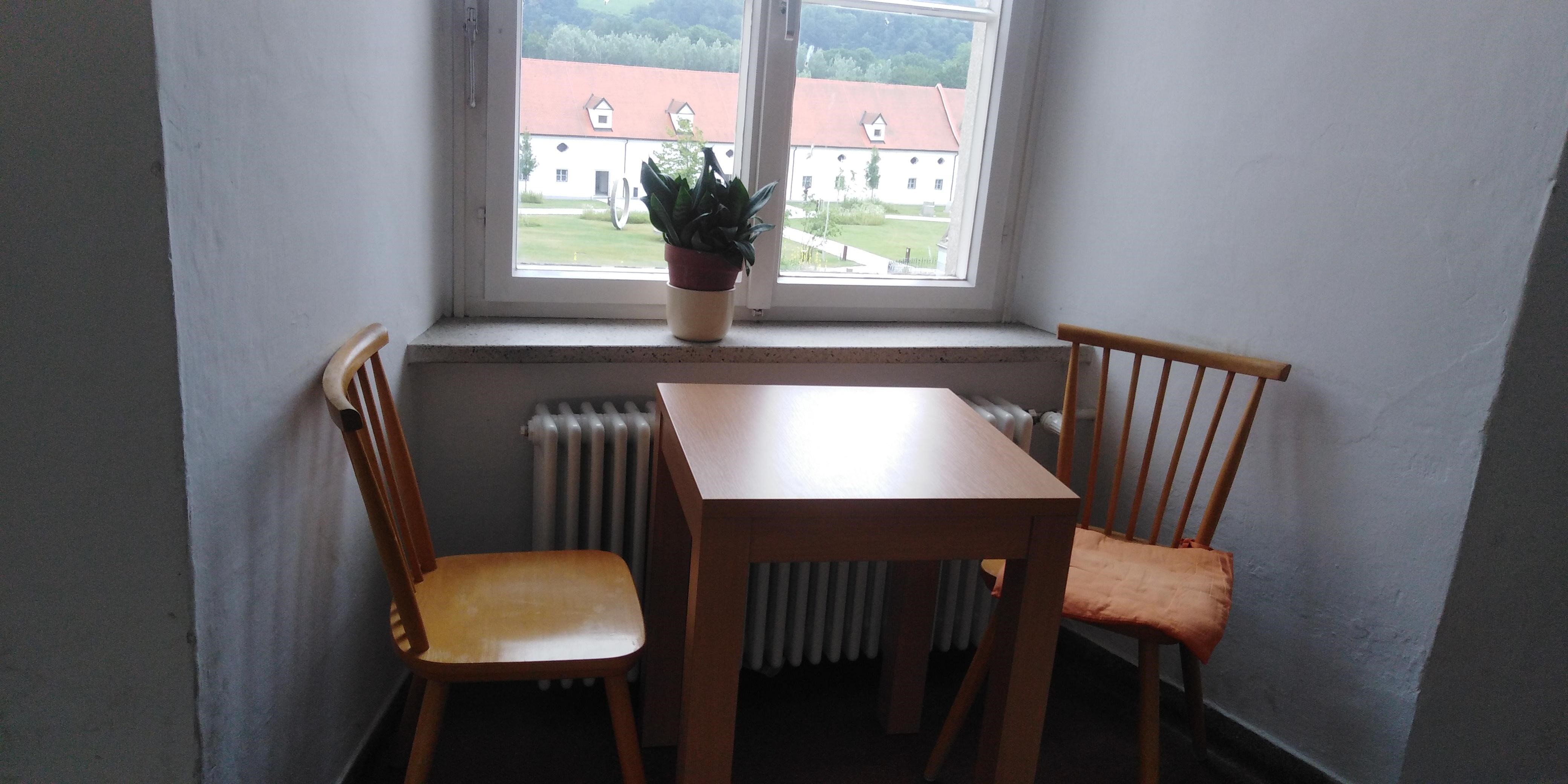 Tisch mit Sesseln am Fenster